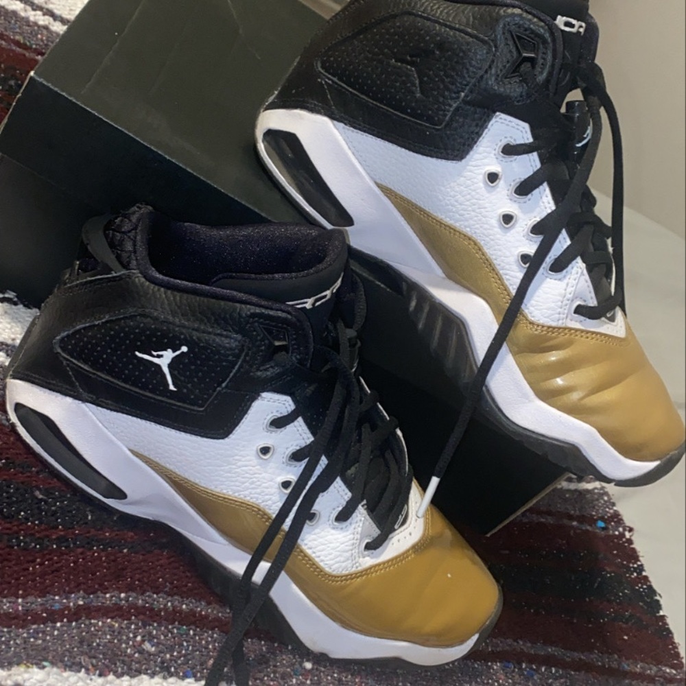 Black and Gold Jordans EUC size 5.5Y